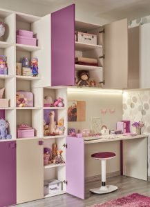 Zona studio con la scrivania, una libreria e pensili sospesi