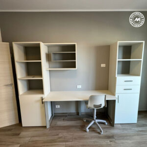 Postazione studio con scrivania e librerie